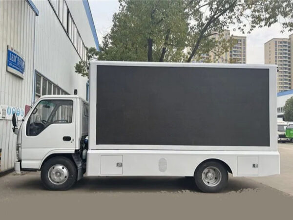 Mobile Digital LED Billboard Advertisement Diesel Engine ISUZU Truck Special Vehicle Made in China