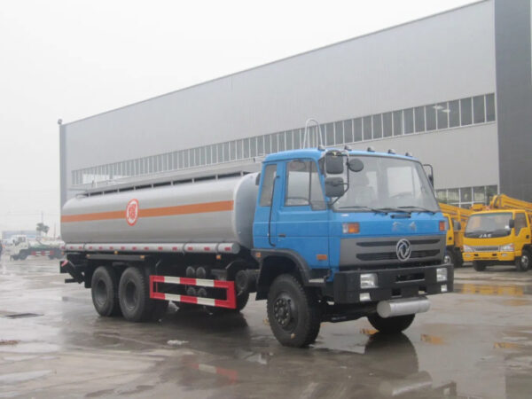 Dongfeng Gasoline Diesel Oil Tank/Tanker 4X2 Fuel Truck China Manufacturer