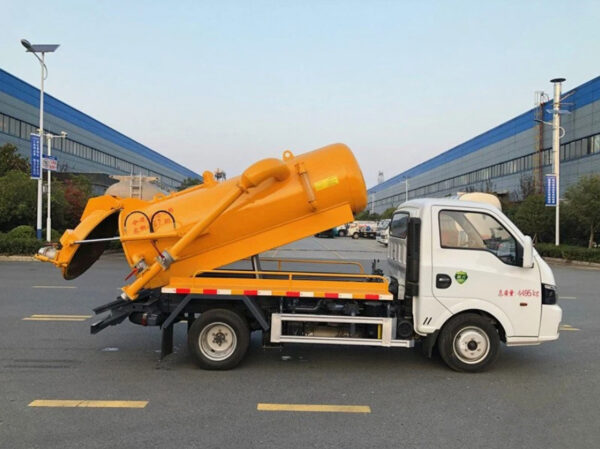 Dongfeng Sewage Fecal Suction Truck 4×2 95HP Factory Directly Sale 2m³ 3m³ Truck with Vacuum Pump - 图片 2