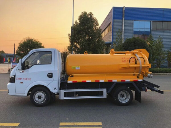 Dongfeng Sewage Fecal Suction Truck 4×2 95HP Factory Directly Sale 2m³ 3m³ Truck with Vacuum Pump - 图片 3