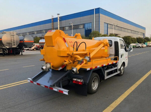 Dongfeng Sewage Fecal Suction Truck 4×2 95HP Factory Directly Sale 2m³ 3m³ Truck with Vacuum Pump - 图片 4