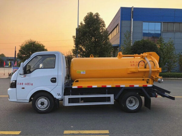 Dongfeng Sewage Fecal Suction Truck 4×2 95HP Factory Directly Sale 2m³ 3m³ Truck with Vacuum Pump - 图片 5