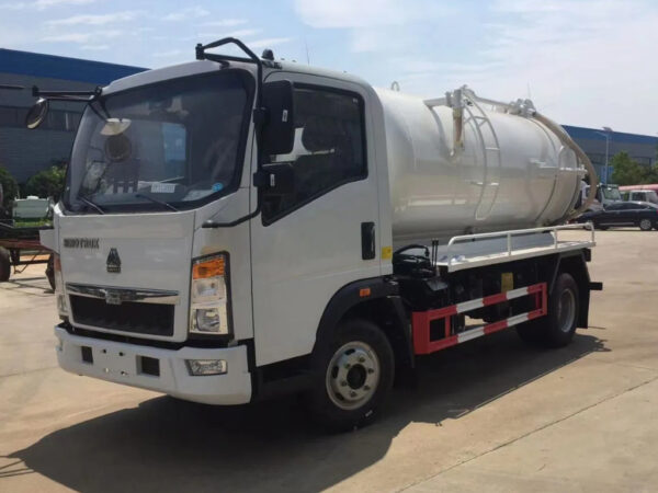 HOWO Sewage Suction Truck with Vacuum Pump 4×2 150HP 5cbm Factory Directly Sale