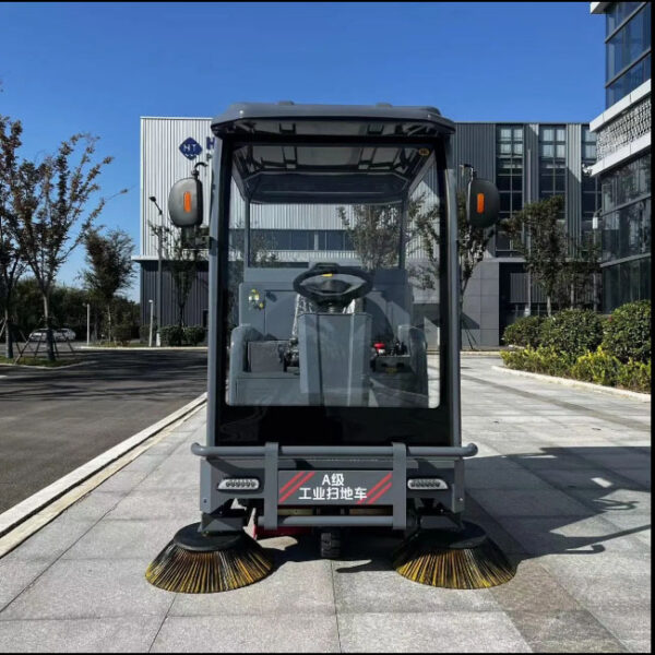 Outdoor Ride on Cleaning Machine Street Leaf Garbage Dust Removal Road Sweeper - 图片 3