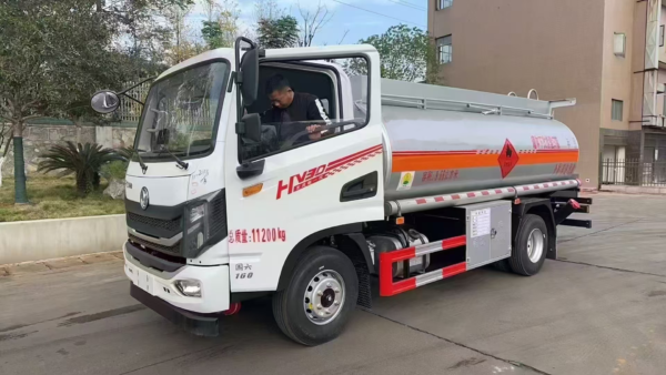 Diesel Oil/Gasoline Tanker Truck Dongfeng 9.66 Square Fuel Truck - 图片 2
